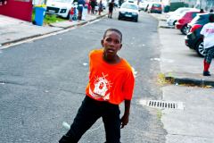 Un jeune garçon s'entraînant au maniement du fouet lors du carnaval de Pointe-à-Pitre